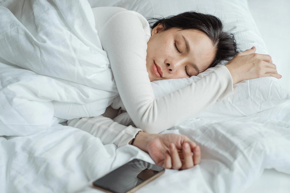 Tư thế ngủ gây áp lực lên da khiến các nếp nhăn sâu và rõ ràng hơn