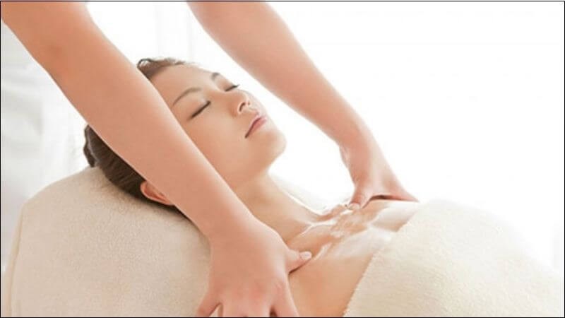 Mẹ sau sinh nên massage ngực để gọi sữa về 