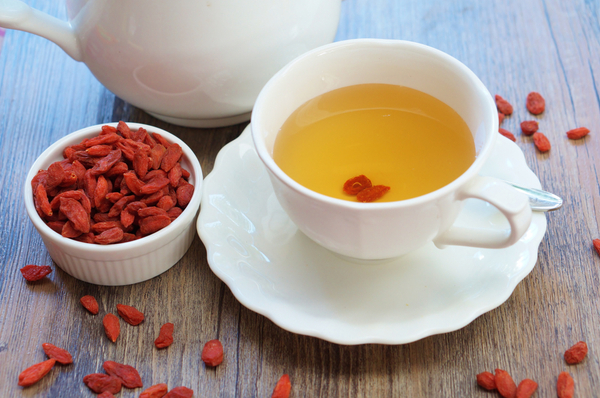 Khi pha trà tạo nên một thức uống đẹp mắt với màu đỏ cam