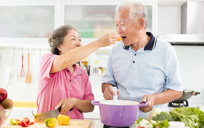 Sự thiếu hụt canxi và vitamin D ở người cao tuổi là guyên nhân chính gây ra bệnh loãng xương