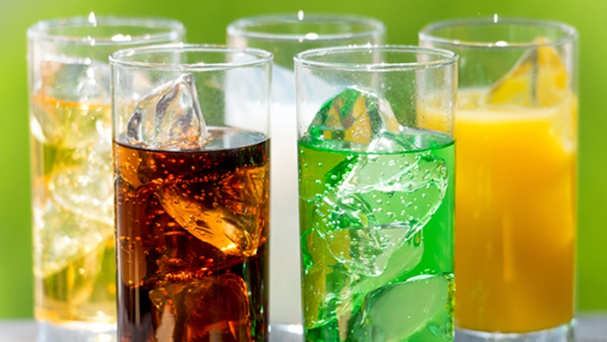 Nước ngọt có ga, rượu, bia tăng bài tiết canxi trong nước tiểu; caffeine khiến canxi thoát khỏi xương